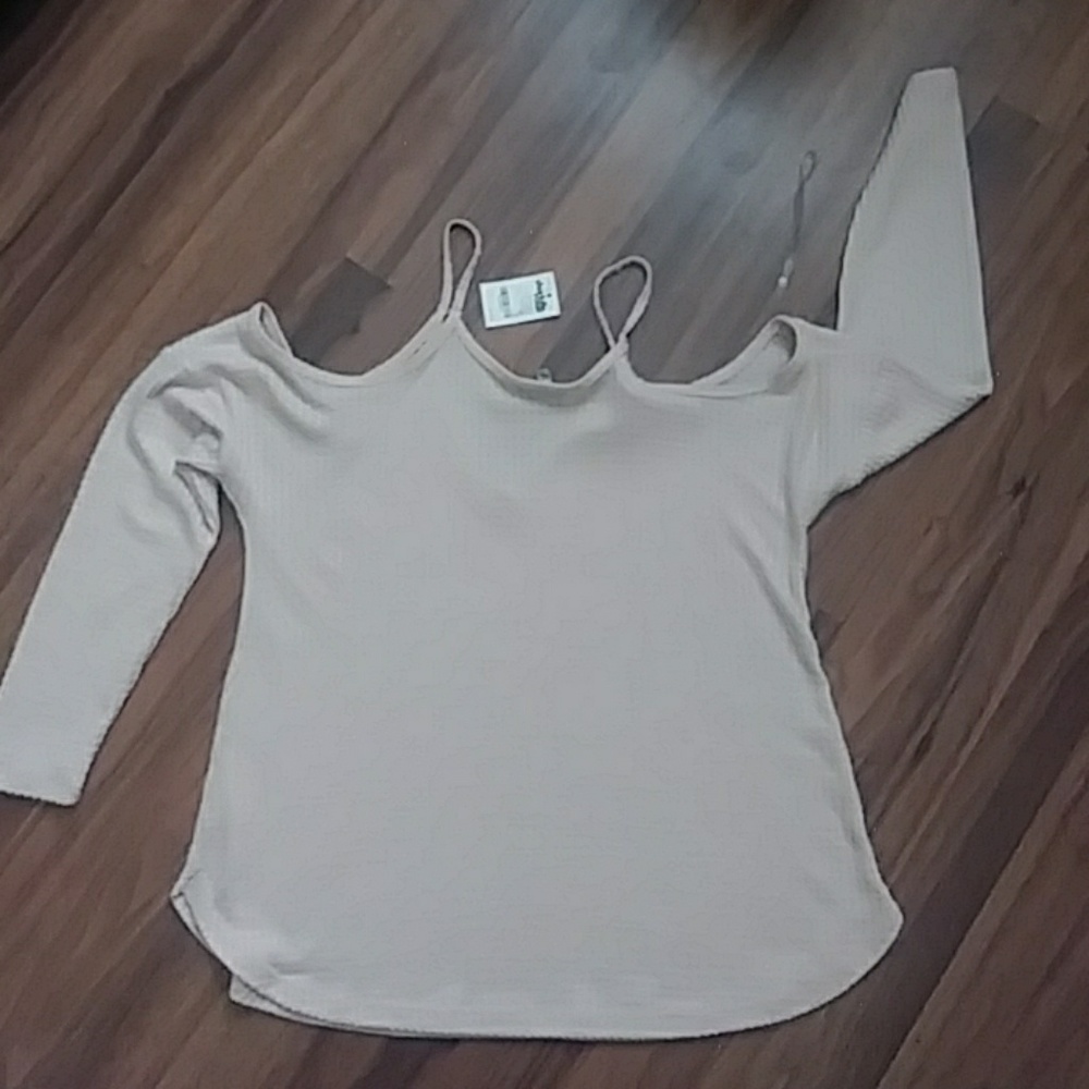 Nice top - Picture 3 of 3